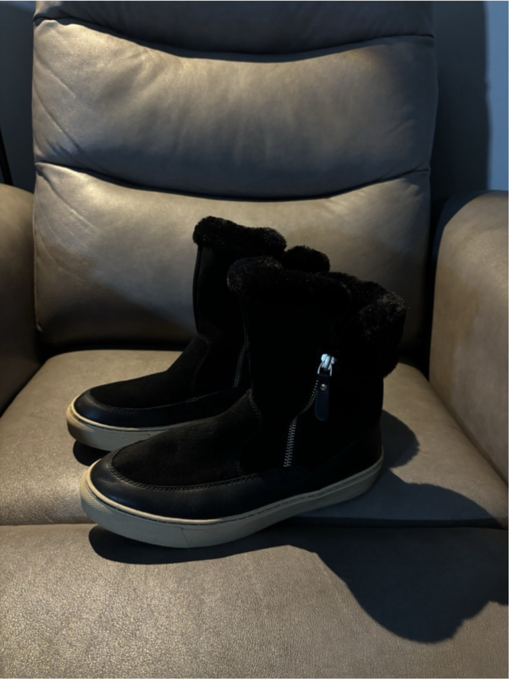EUC WOMEN’S COUGAR DRESDEN BLACK FIREFLY SHEARLING SUEDE BOOTS SIZE 9 US WOMEN’S